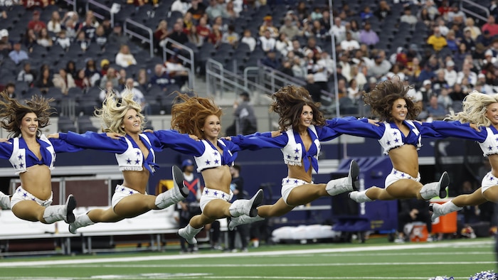 Elles effectuent un saut pendant un match.