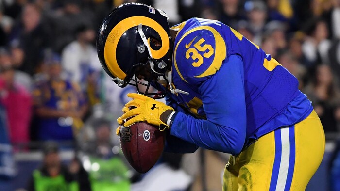 L'attaque au sol des Rams fait voir des étoiles aux Cowboys | Radio-Canada