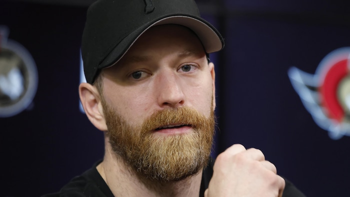 Claude Giroux répond aux questions des journalistes.