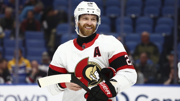 Claude Giroux sourit pendant un arrêt de jeu lors d'un match à Buffalo.