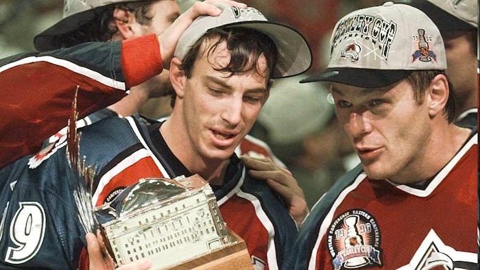 Deux joueurs de hockey célèbrent leur victoire. 