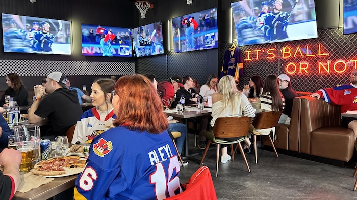 Gens assis dans un restaurant.