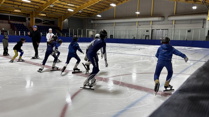 Jeunes patineurs au départ d'une course.