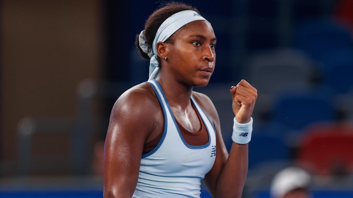 Une joueuse de tennis serre le poing après une réussite. 