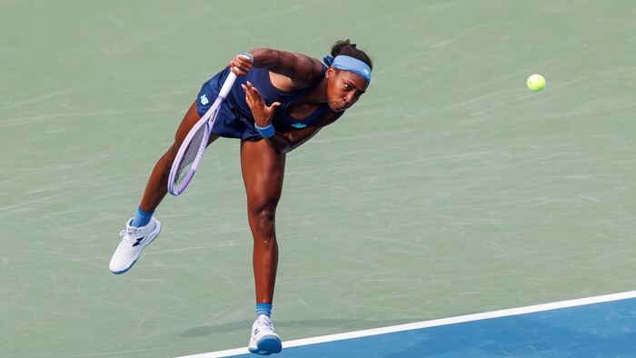 Une joueuse de tennis effectue un smash.