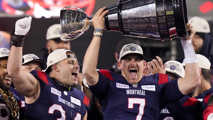 Des footballeurs célèbrent leur conquête de la Coupe Grey.