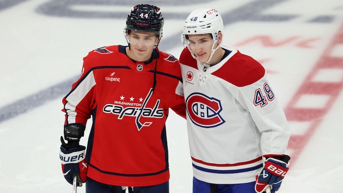 Deux hockeyeurs posent devant l'appareil photo.