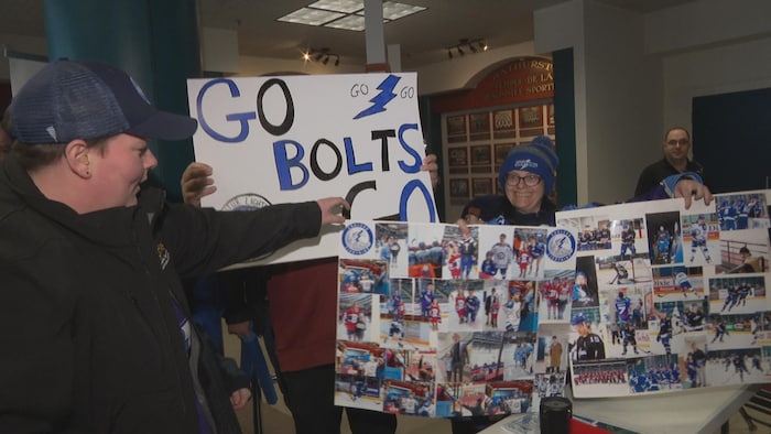 Affiches avec photos de joueurs et une autre avec l'inscription Go Bolts Go.