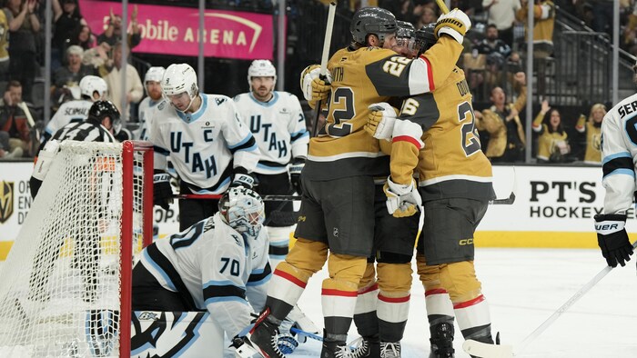 Des joueurs des Knights se regroupent et se félicitent après un but.