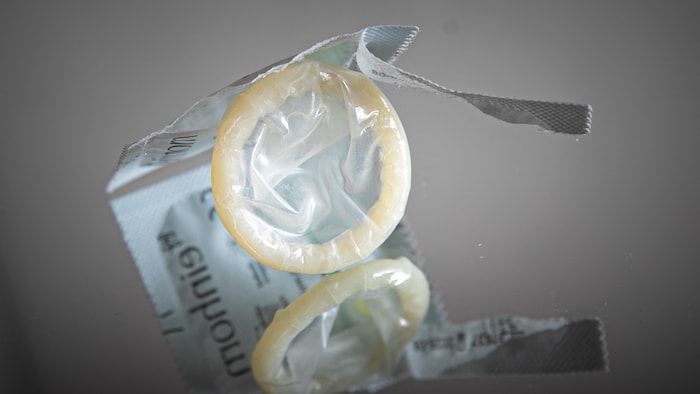 Un condom a été placé devant son emballage ouvert.