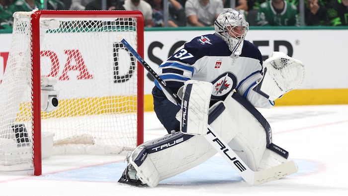 Un gardien de but devant lad filet.