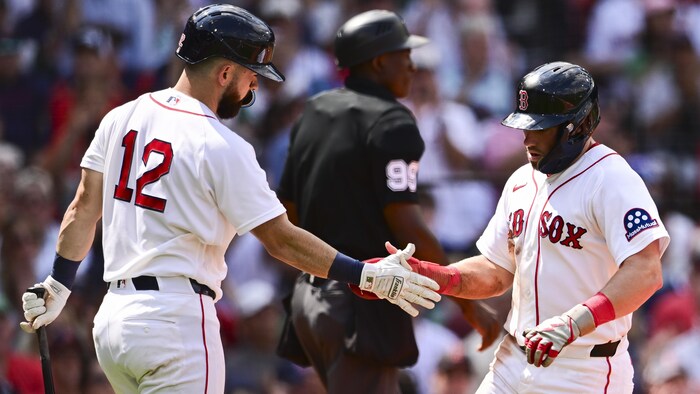 Deux baseballeurs se serrent la main.