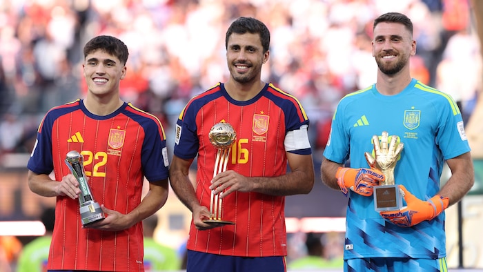 Pau Cubarsi, Rodri et Unai Simon sourient en tenant chacun un trophée.