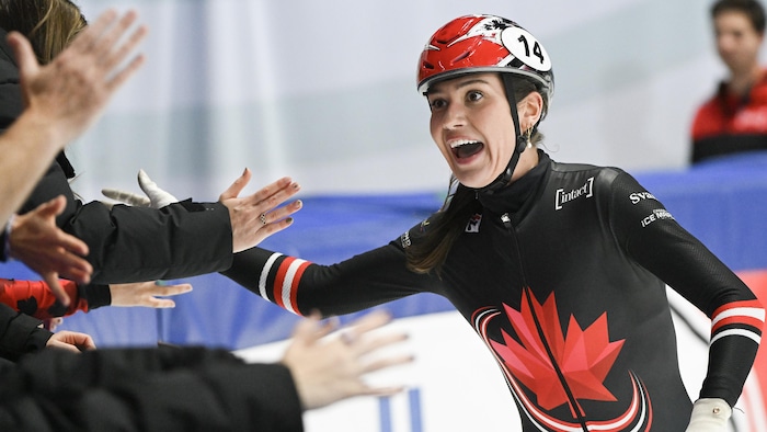 Une patineuse sourit largement.
