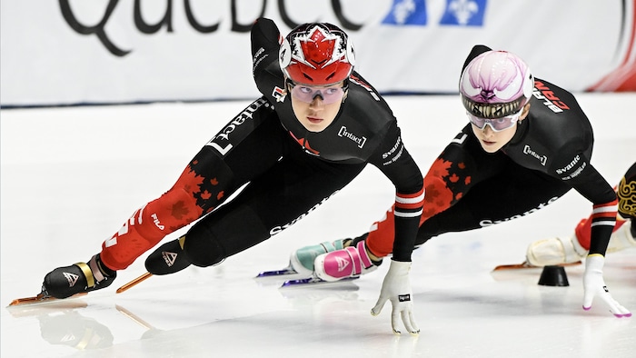 Deux patineuses de vitesse en action.