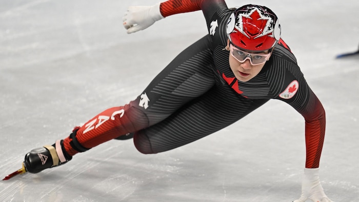 Courtney Sarault effectue un virage lors d'un 500 m de patinage de vitesse sur courte piste.