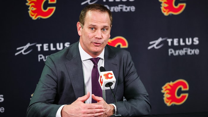 Craig Conroy durant une conférence de presse.