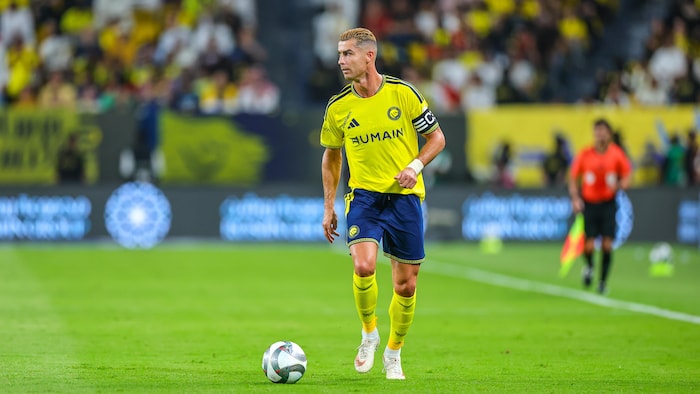 Un joueur de soccer est en possession du ballon.