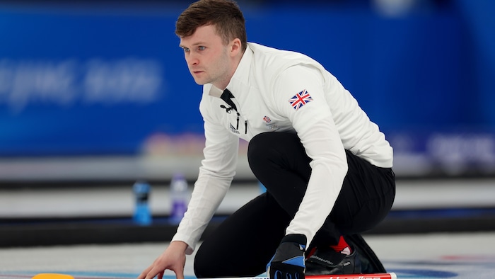 Un curleur regarde sa pierre glisser au loin.