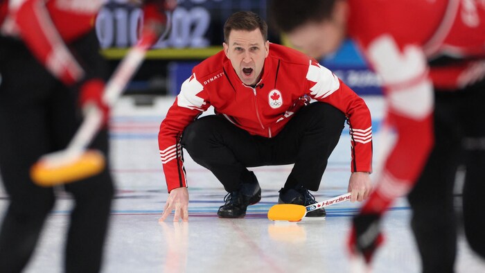 加拿大冰壶运动员 Brad Gushue 在比赛中。