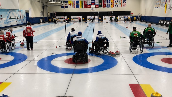 Des groupes en fauteuil roulant s'entraînent.