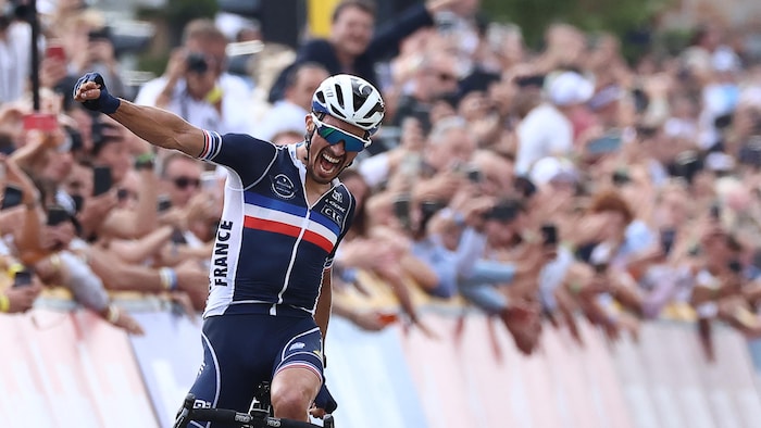 Julian Alaphilippe célèbre sa victoire aux Mondiaux.