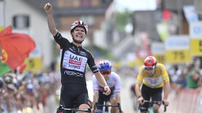 Il lève le poing et grimace après sa victoire.