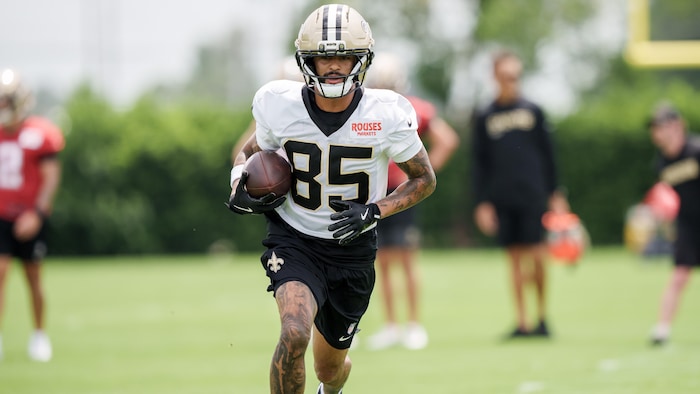 Il court en tenant le ballon.