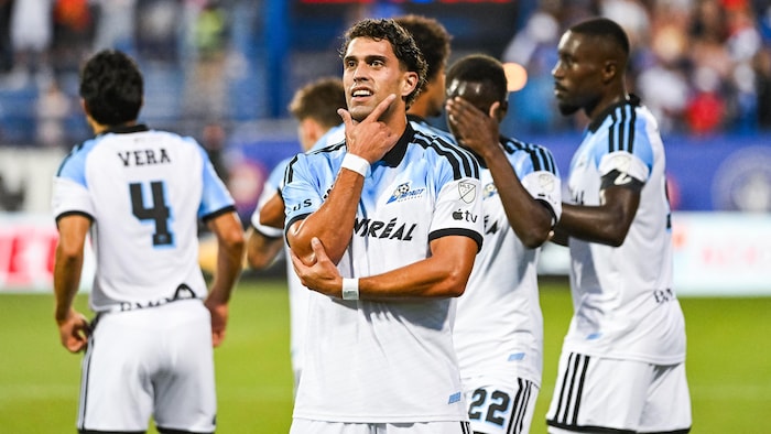 Un joueur de soccer prend la pose après un but.