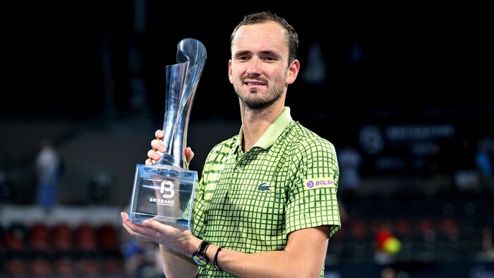 Il pose pour une photo avec son trophée.