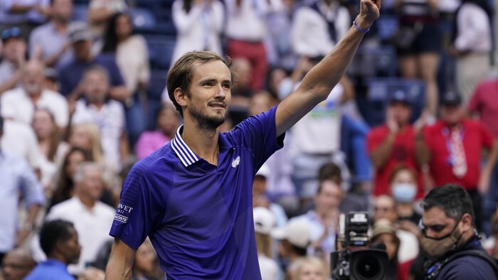 Daniil Medvedev levant le pouce en l'air pour saluer la foule après sa victoire.