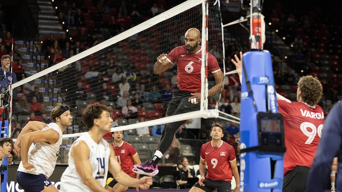 Danny Demyanenko est suspendu dans les airs.