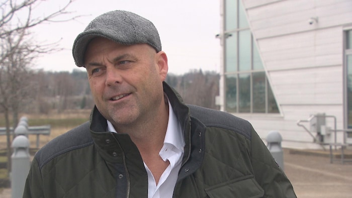 Homme avec un chapeau en entrevue.