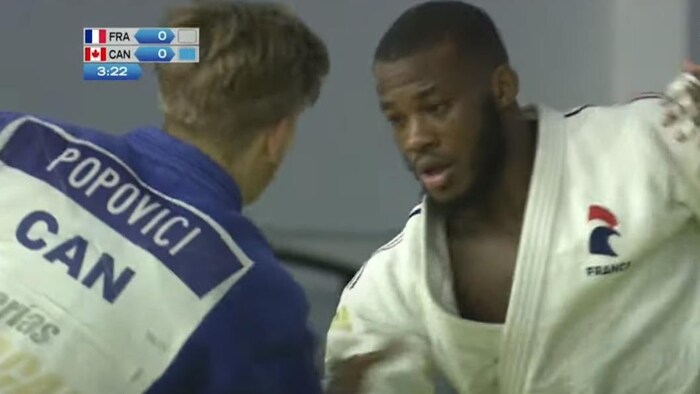 Deux judokas s'affrontent.