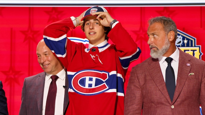 Un jeune homme vêtu d'un chandail et d'une casquette aux couleurs du Canadien de Montréal.