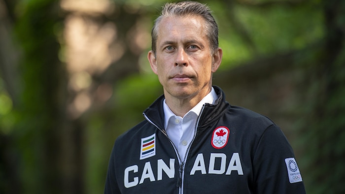 Il pose pour une photo.