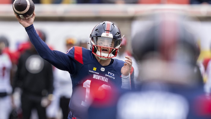 Un joueur de football décoche une passe.