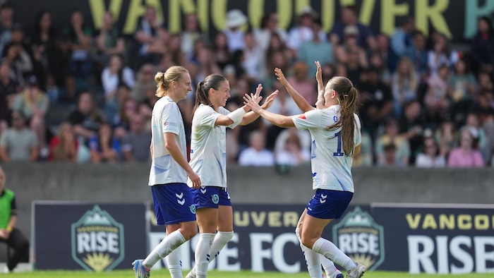 Des joueuses de shot    se félicitent après avoir marqué un but.