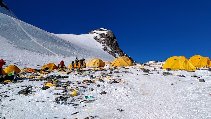 Des tentes plantées dans la neige au milieu de nombreux déchets.
