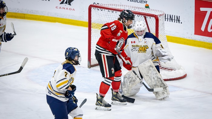 Des joueuses devant un filet.