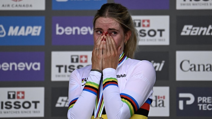 En larmes, elle met son maillot arc-en-ciel de championne du monde.
