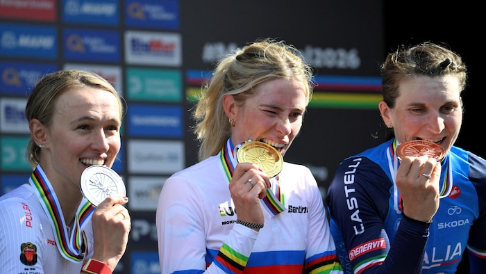 Elle croque sa médaille aux côtés de Longo Borghini et Niewiadoma