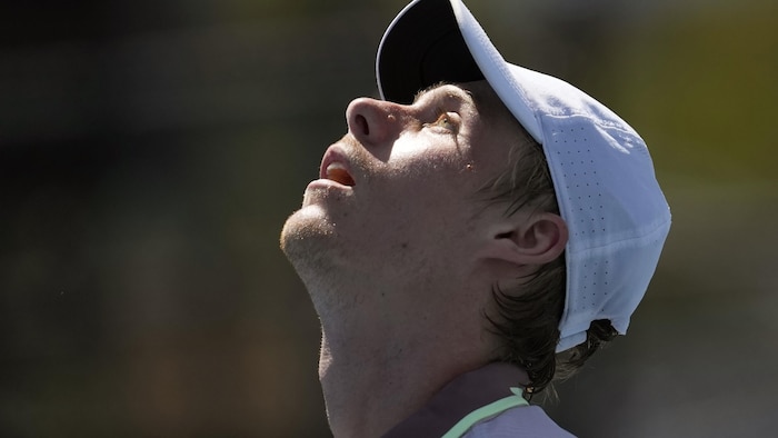 Un joueur de tennis jette un regard vers le ciel.