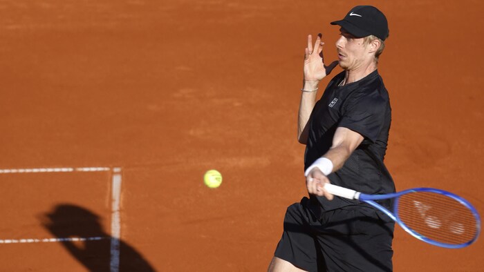 Il frappe une balle du coup droit pendant un match.