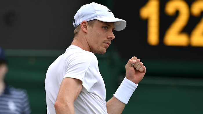 Un joueur de tennis serre le poing.