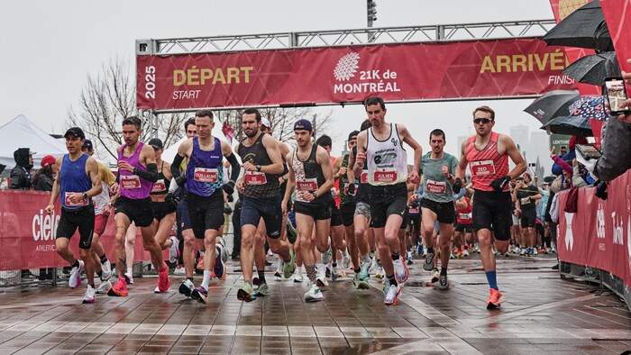 Des coureurs s'élancent au départ d'une course.