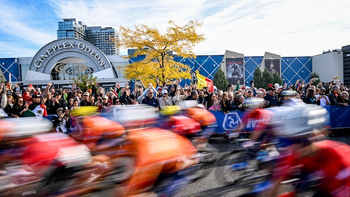 Les coureurs prennent le départ devant des centaines de partisans.