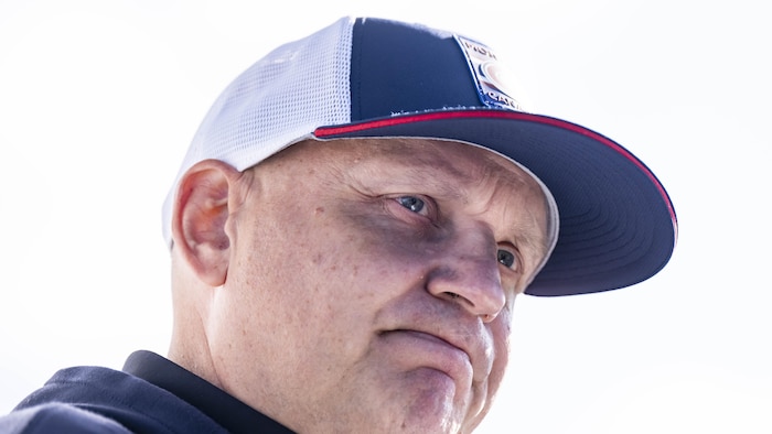 Un homme avec une casquette