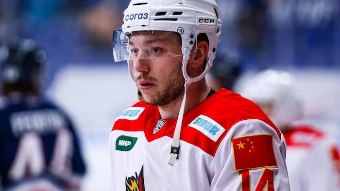 Un hockeyeur patine.