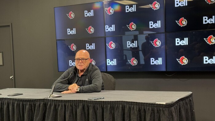 Don Boyd au micro lors d'une conférence de presse.